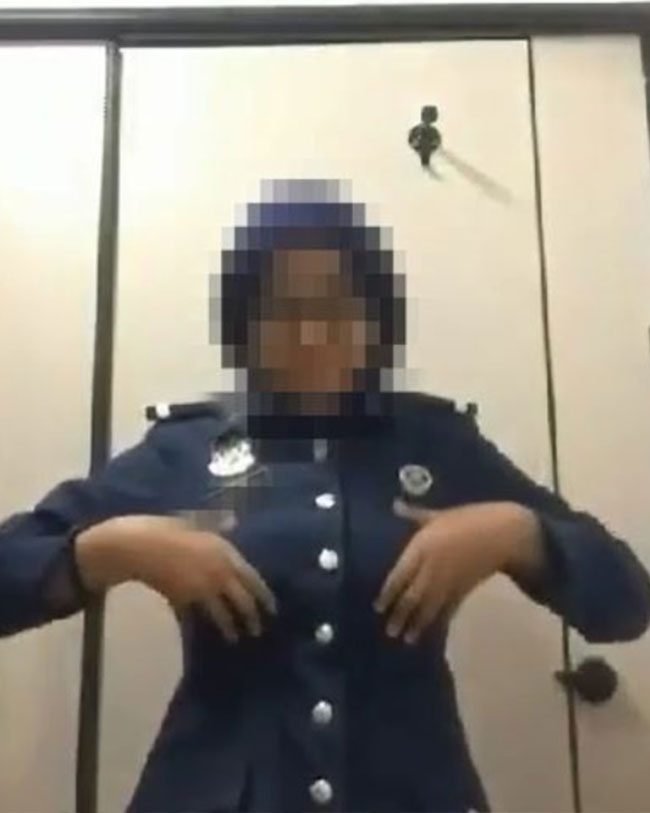 ช่วยตัวเองในห้องน้ำ