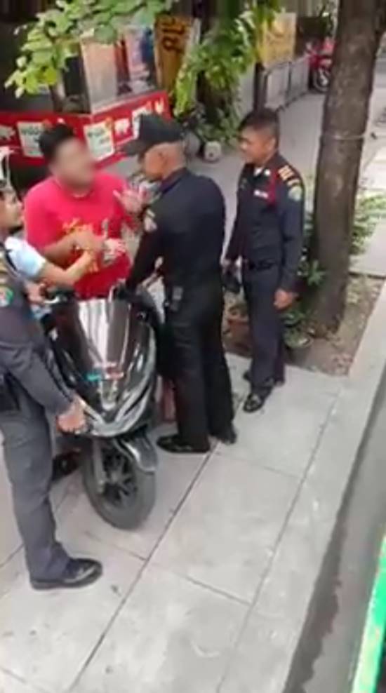 ต่อยเจ้าหน้าที่