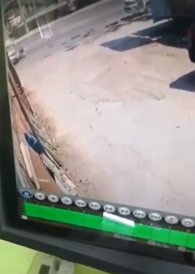 เก๋งชนมอเตอร์ไซค์ส่งพิซซ่าดับ