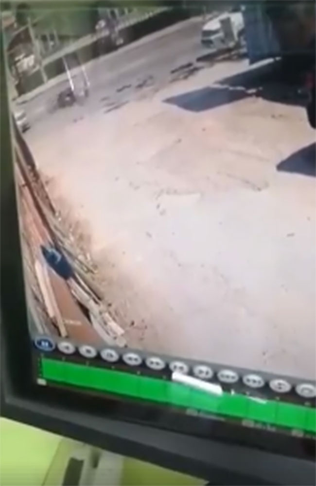 เก๋งชนมอเตอร์ไซค์ส่งพิซซ่าดับ