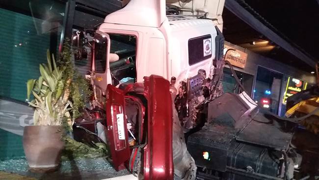 รถพ่วงชนกัน