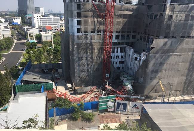 นาทีช่วยระทึก 1 ชีวิต ติดบนยอดเครน 