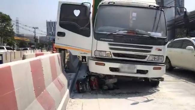 รถ 6 ล้อเหยียบลากรถตำรวจหนีจนไฟลุก