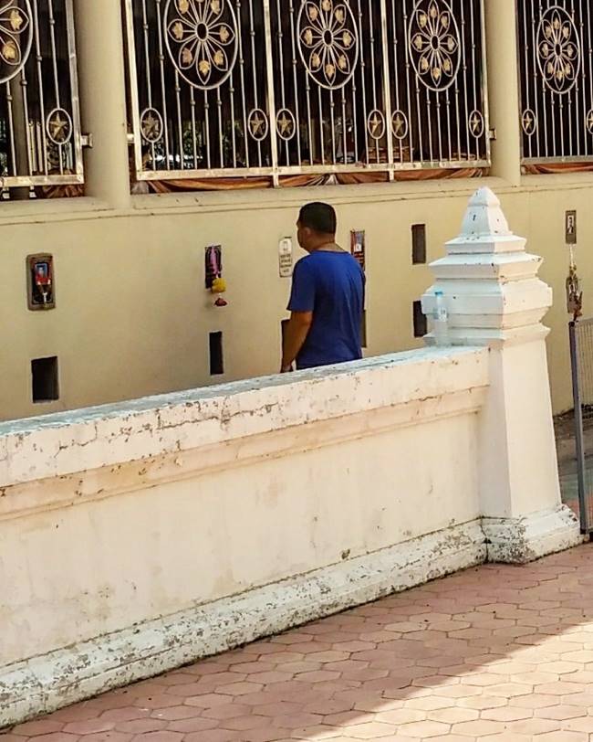 ชายจ้องรูปหน้าอัฐิ