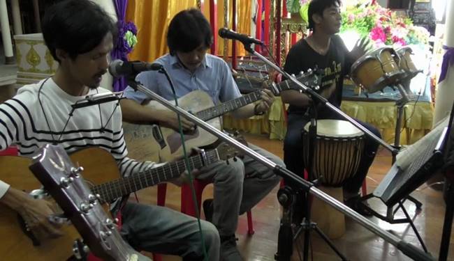 จ้างวงดนตรีแสดงหน้าโลงศพ