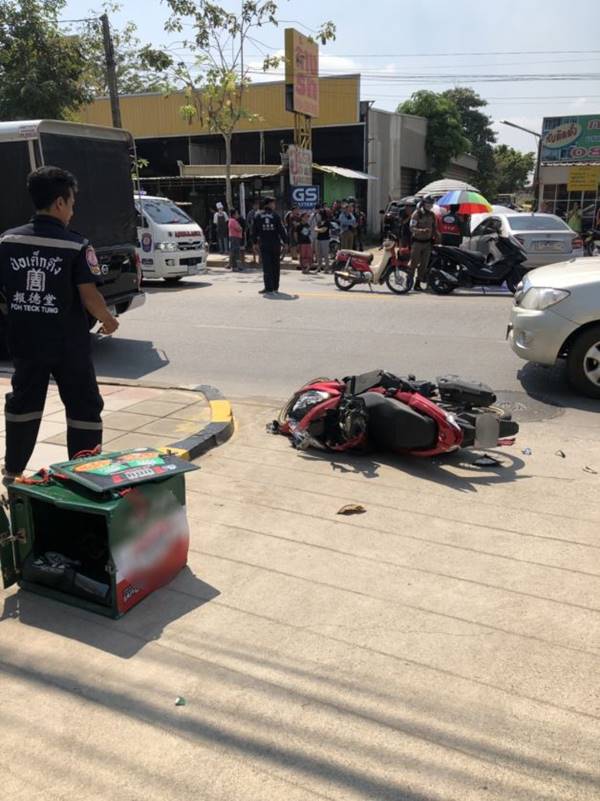 เก๋งเฉี่ยวชนหนุ่มขี่มอเตอร์ไซค์