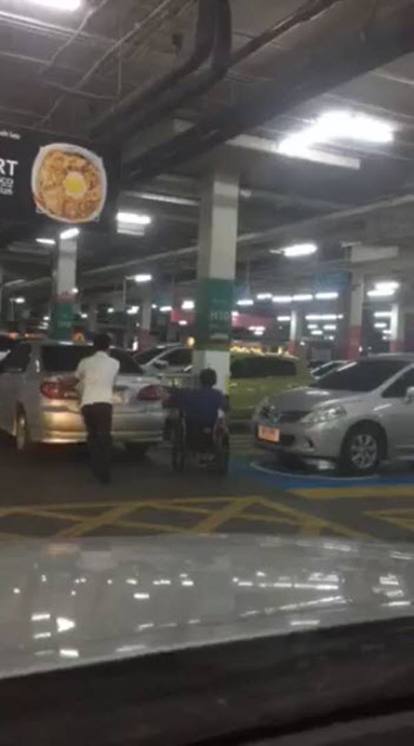 ที่จอดรถคนพิการ