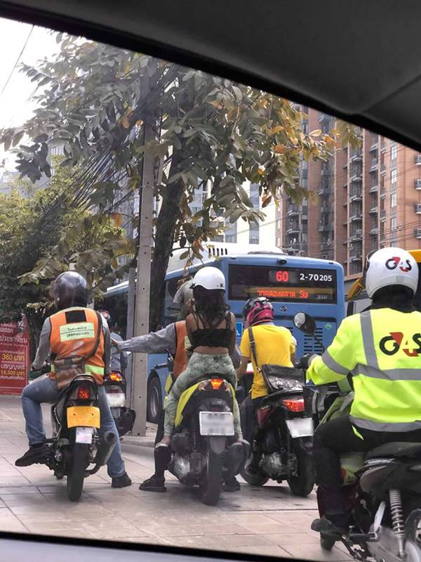 วิน จยย. ขี่ทางเท้า