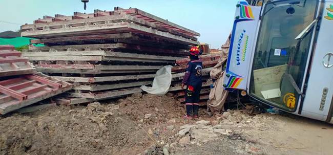 รถบรรทุกเหล็กพลิกคว่ำ