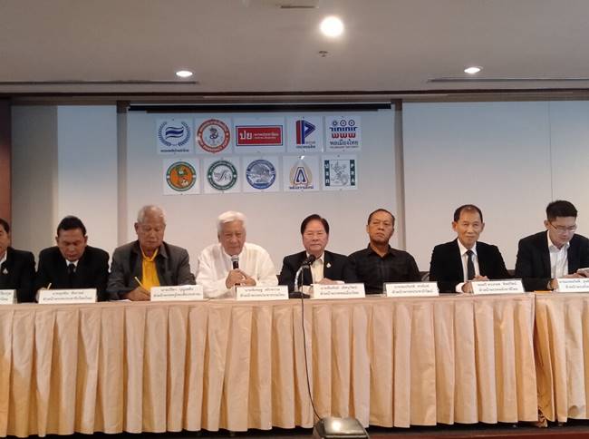 10 พรรคเล็กยอมถอย 