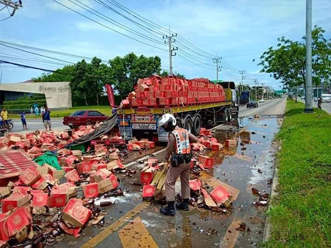 รถบรรทุกเบียร์คว่ำ