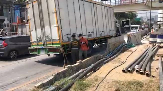 รถ 6 ล้อเหยียบลากรถตำรวจหนีจนไฟลุก