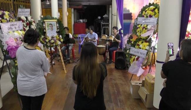 จ้างวงดนตรีแสดงหน้าโลงศพ