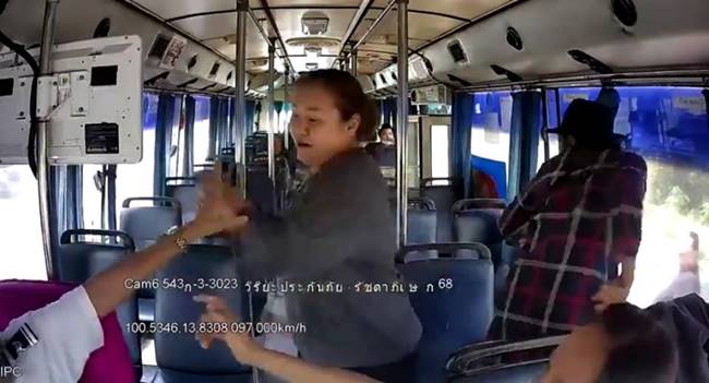 สาวห้าวบุกขึ้นชกคนขับรถเมล์ 