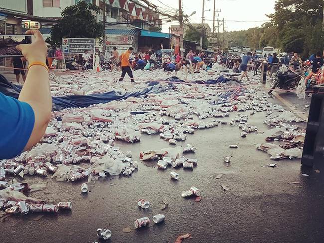 เจ้าของ-คนขับ แจ้งจับชาวบ้านขนเบียร์หลังรถคว่ำ 