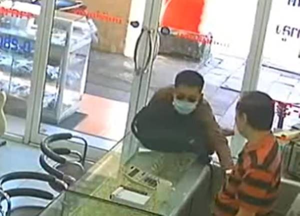 3 คนร้ายปล้นร้านขายอัญมณี