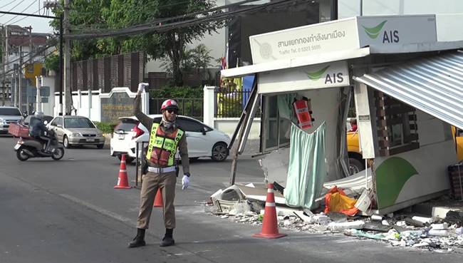 รถชนป้อมตำรวจ