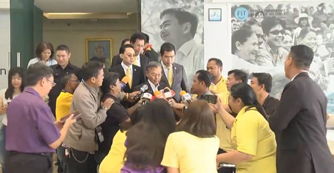 ชวน หลีกภัย