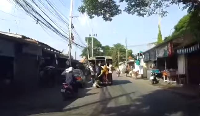 ตกรถสองแถว