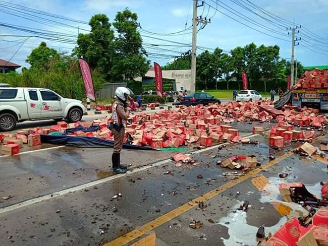รถบรรทุกเบียร์คว่ำ