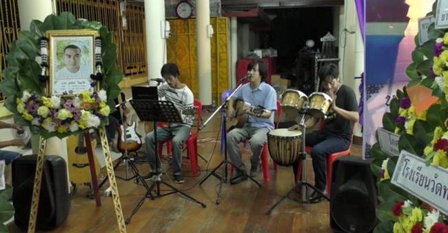 จ้างวงดนตรีแสดงหน้าโลงศพ