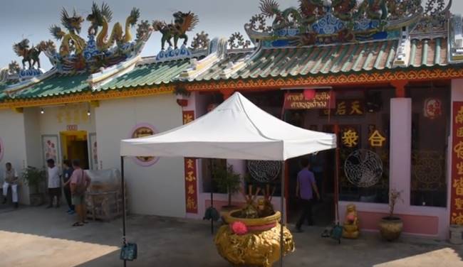 โจรฉกเจ้าแม่ทับทิมแกะสลัก