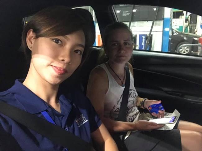 สาวไทยช่วย 2 นักท่องเที่ยวตกเครื่อง