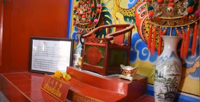 โจรฉกเจ้าแม่ทับทิมแกะสลัก