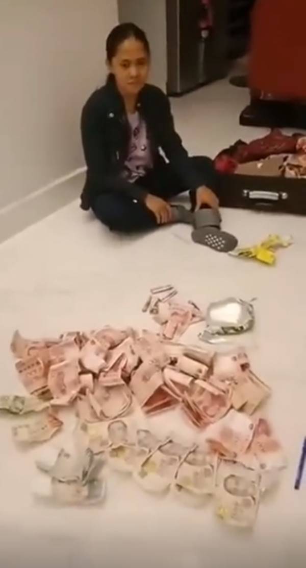 สาวขโมยเงิน