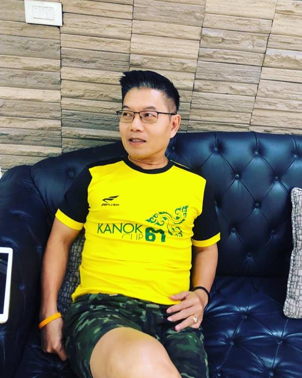 กนก รัตน์วงศ์สกุล โพสต์ภาพ ธนาธร ทำสัญลักษณ์ชู 3 นิ้้ว