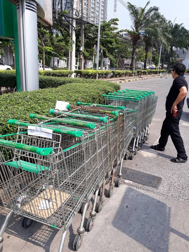 เข็นรถเข็นกลับคอนโด