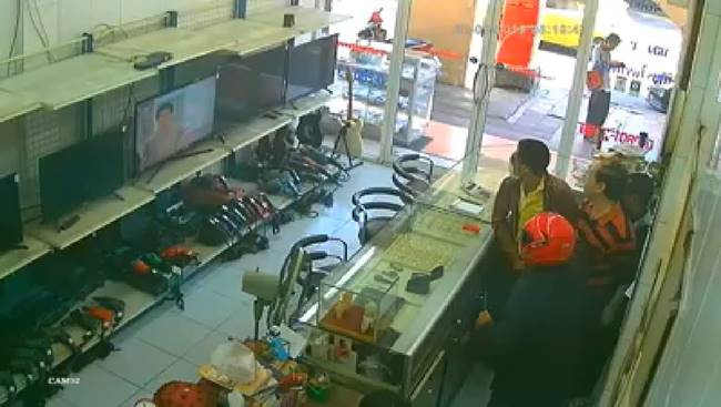 3 คนร้ายปล้นร้านขายอัญมณี