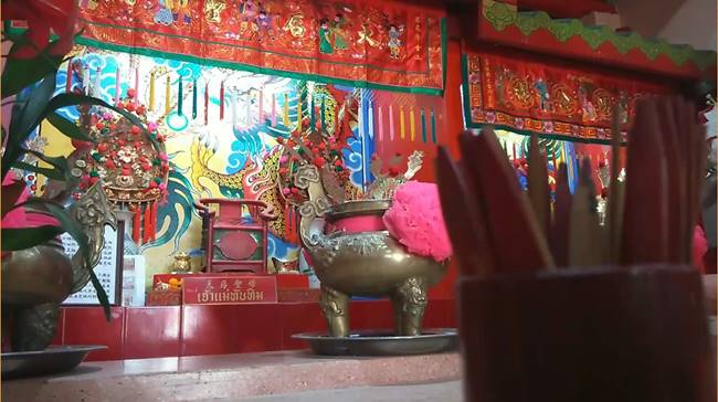 โจรฉกเจ้าแม่ทับทิมแกะสลัก