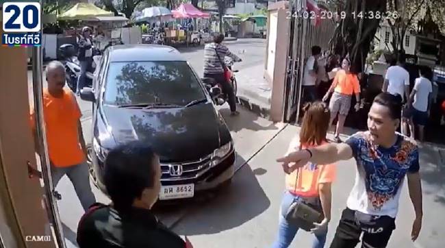 นาทีแก๊งโจ๋บุก รร. รุมกระทืบยามหน้าประตู