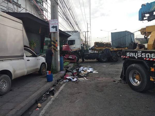 รถพ่วงชนกัน