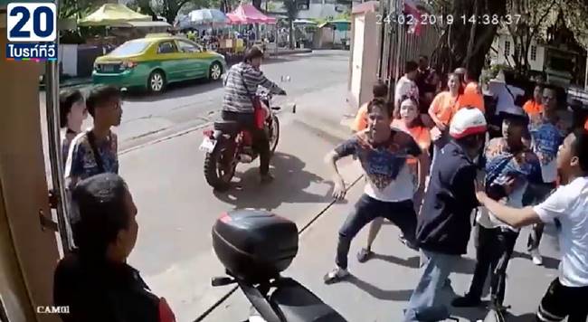 นาทีแก๊งโจ๋บุก รร. รุมกระทืบยามหน้าประตู