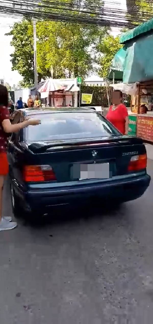 เด็กสาดน้ำสงกรานต์ใส่รถ BMW