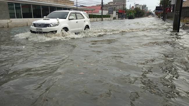 พายุฤดูร้อนถล่มพัทยา