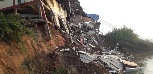 โรงแรมถล่ม