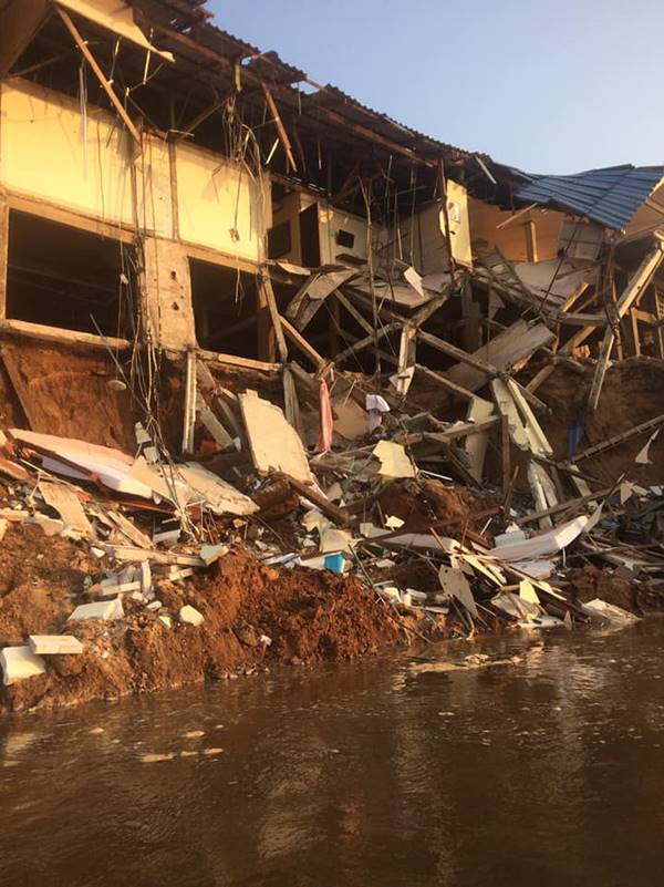 โรงแรมถล่ม