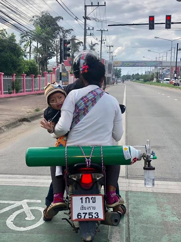 แบกถังออกซิเจนขี่มอไซค์หาหมอ
