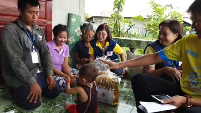 แบกถังออกซิเจนขี่มอไซค์หาหมอ