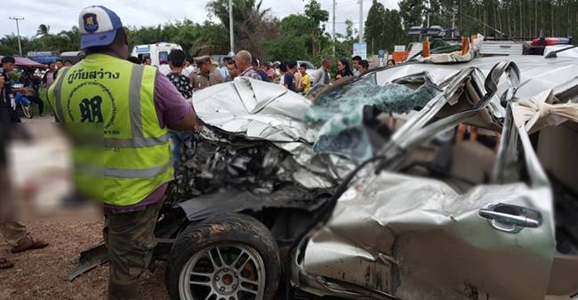 กระบะชนรถเครน