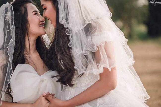 คู่รักหญิง-หญิง 