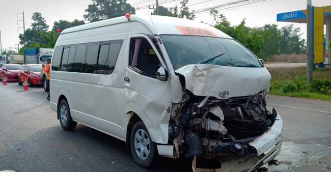 รถตู้รับ-ส่งนักเรียนพุ่งชนกระบะ