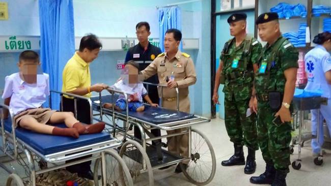 รถตู้รับ-ส่งนักเรียนพุ่งชนกระบะ