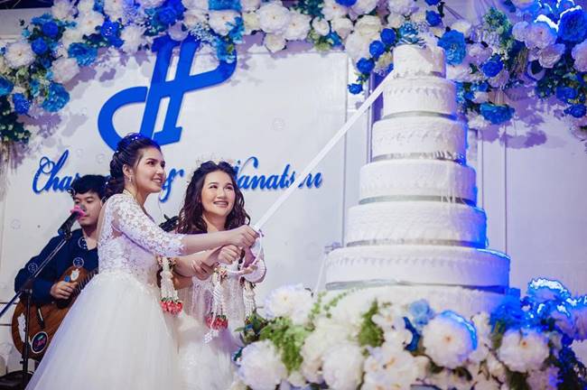 คู่รักหญิง-หญิง 