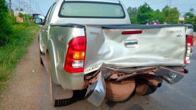 รถตู้รับ-ส่งนักเรียนพุ่งชนกระบะ