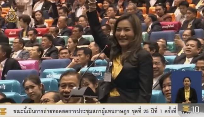 ช่อ พรรณิการ์