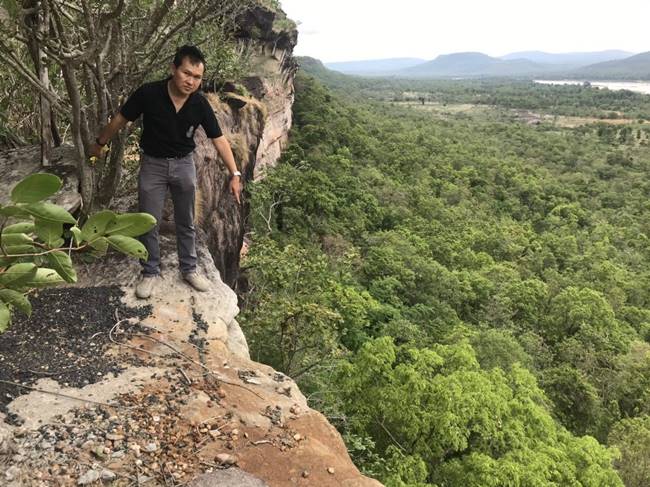 นักท่องเที่ยวผลัดตกผาแต้ม